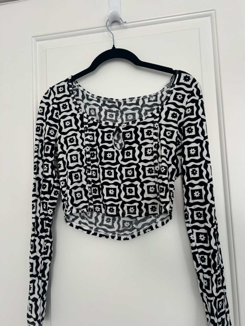 PacSun Black & White Geometric Long Sleeve Crop Top